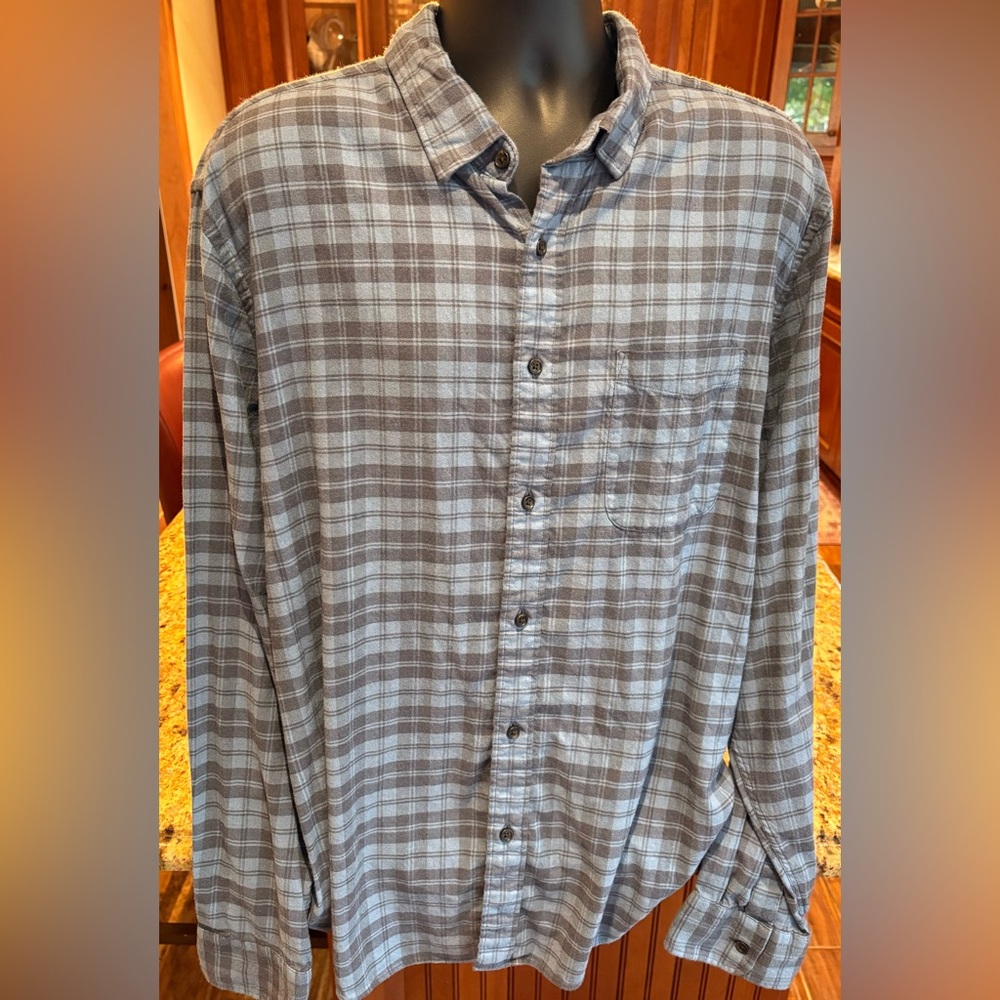 FAHERTY men’s button front casual shirt. Sharp blue‎ plaid w/logo. Retail: $149
